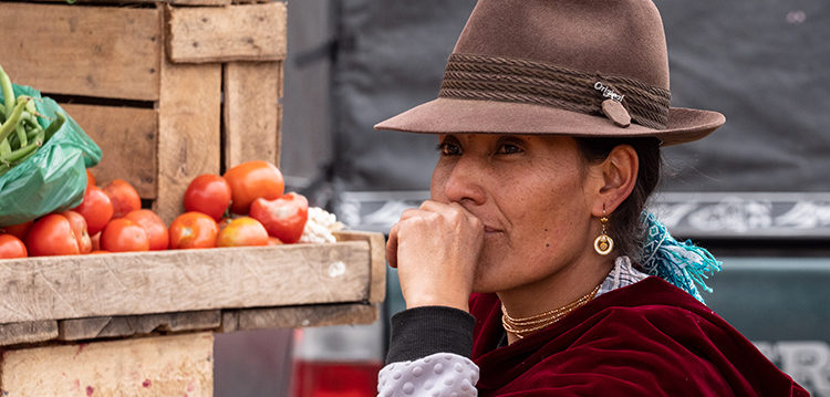Femme quechua portant un panama - TDS Voyage - Tourisme équitable et solidaire